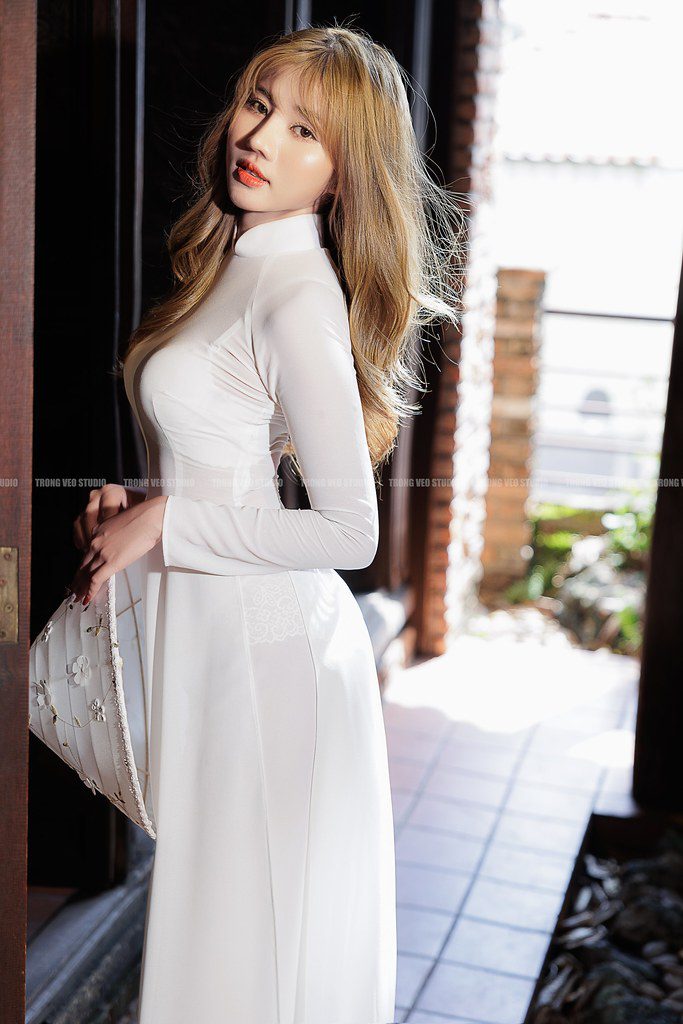áo dài trắng trong veo sexy